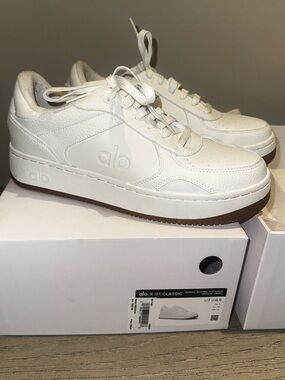 ALO yoga 01 classic 8.5 39 sneakers -almost new!